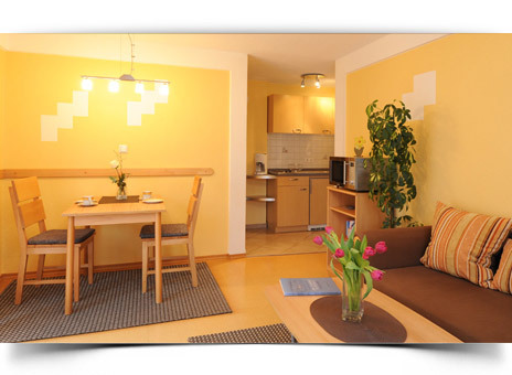 Wohnzimmer & Essbereich - Ferienwohnung Staffelberg